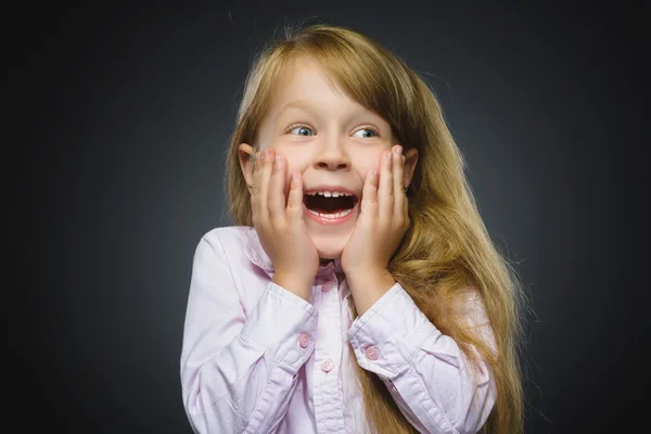 Κοντινό πλάνο, ευτυχισμένο κορίτσι, έκπληξη απομονωμένο σε γκρι φόντο — Φωτογραφία Αρχείου