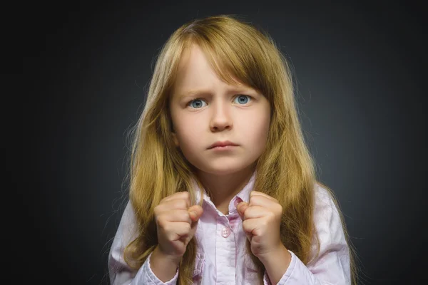 Ritratto di ragazza offesa isolato su sfondo grigio. Emozione umana negativa, espressione facciale. Primo piano — Foto Stock