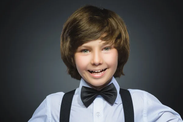 Feliz niña. Primer plano Retrato de niño guapo sonriendo aislado sobre fondo gris — Foto de Stock