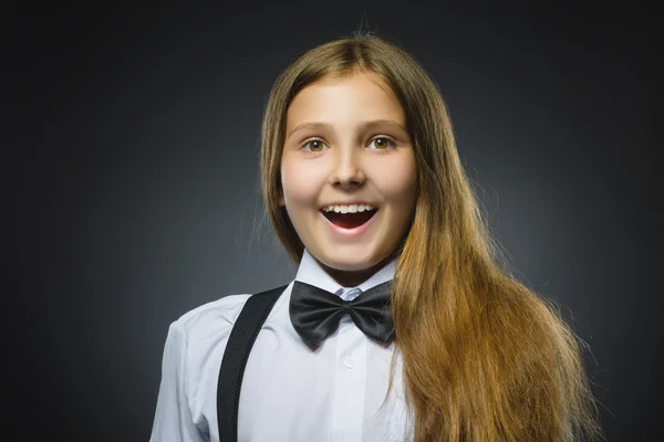 Nahaufnahme Porträt glückliche Mädchen gehen Überraschung isoliert auf grauem Hintergrund — Stockfoto