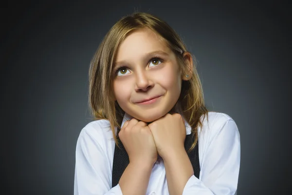 Primo piano Ragazza premurosa con mano a testa isolata su Gray — Foto Stock