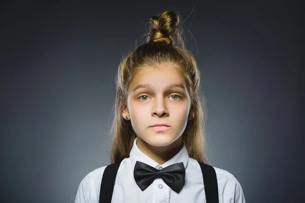 Beleidigung Mädchen isoliert auf grauem Hintergrund. negative menschliche Emotionen. Nahaufnahme — Stockfoto