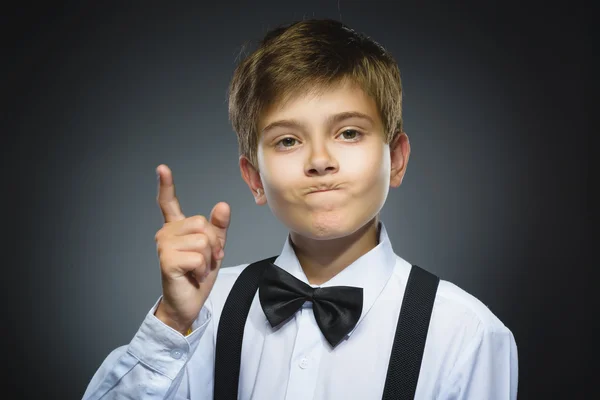 회색 배경에 고립 된 손가락을 위협하는 불쾌한 성난 소년의 초상화. 근접 촬영 — 스톡 사진