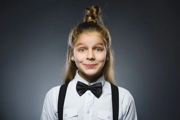 클로즈업 초상화 행복 한 소녀 가는 놀라움 고립 에 회색 배경 — 스톡 사진