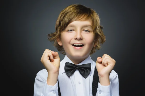 클로즈업 초상화 성공적인 행복 한 소년 고립 된 회색 배경입니다. 긍정적 인 인간의 감정. — 스톡 사진