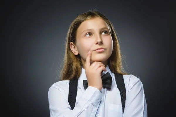 Nahaufnahme nachdenkliches Mädchen mit Hand am Kopf isoliert auf grau — Stockfoto