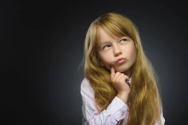 Primo piano Ragazza premurosa con mano a testa isolata su Gray — Foto Stock