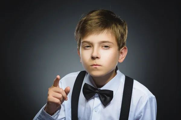 Portrait de garçon en colère mécontent avec menace doigt isolé sur fond gris. Gros plan — Photo