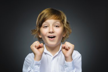 Closeup portre başarılı mutlu çocuk izole gri arka plan. Pozitif insan duygu.