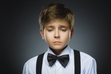 Gri arka planda izole edilmiş hücum ağlayan çocuğun portresi. Negatif insan duyguları, yüz ifadesi. Closeup