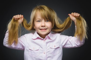 Portre portre izole başarılı mutlu kız gri arka plan.