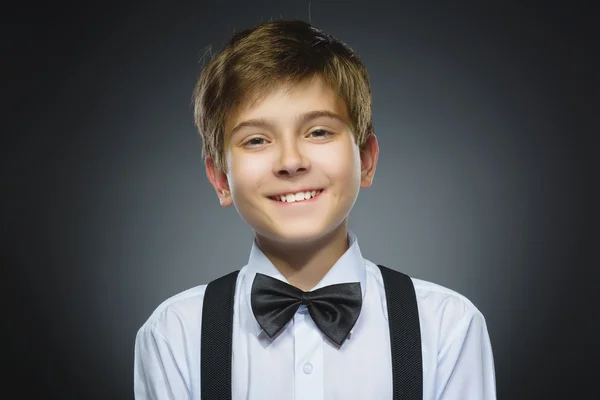 행복 한 아이입니다. 회색 배경에 고립 된 잘생긴 소년 미소의 근접 촬영 초상화 — 스톡 사진