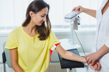 Hemşire aygıtla birlikte damarlar doktor ofisinde gösterir