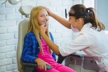 KBB doktoru ya da bir çocuk burun inceleyerek Otolaryngologist