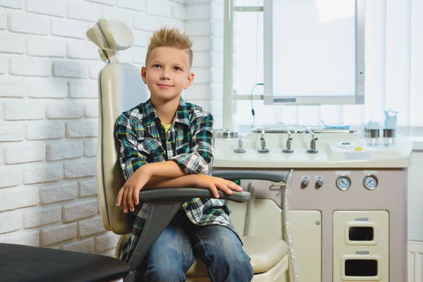 Uśmiechnięty chłopiec w szafce otolaryngologa w klinice — Zdjęcie stockowe