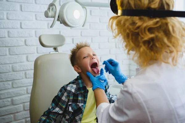 Ent médico ou otorrinolaringologista examinando uma criança garganta — Fotografia de Stock