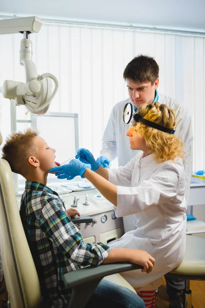 Ent médico ou otorrinolaringologista examinando uma criança garganta — Fotografia de Stock