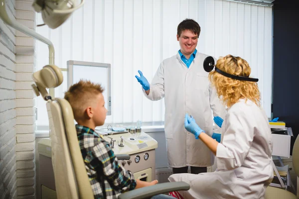 Ent medico o otorinolaringoiatra esaminando un ragazzo — Foto Stock