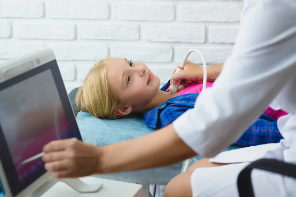 Médico feminino examina meninas tireóide com ultra-som no centro médico — Fotografia de Stock