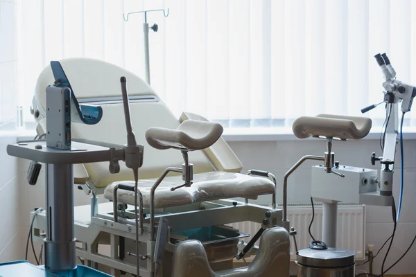 Armário ginecológico com cadeira e equipamentos médicos — Fotografia de Stock