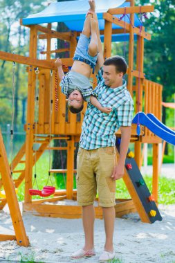 Mutlu çocuk ve babası eğleniyor. Oynama baba ile çocuk