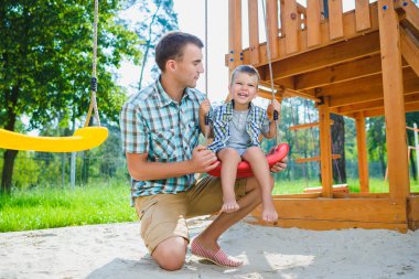 Mutlu çocuk ve babası eğleniyor. Oynama baba ile çocuk