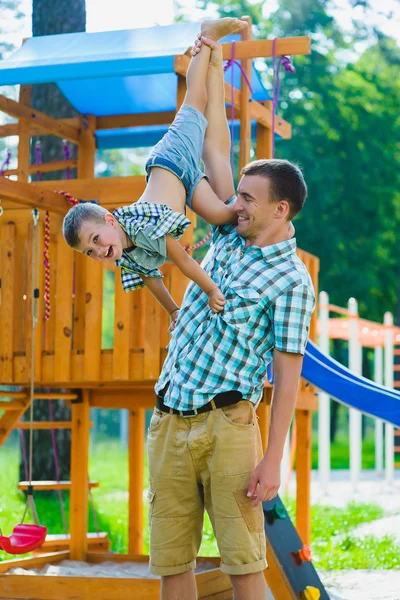 Ευτυχισμένο παιδί και ο πατέρας να διασκεδάζουν. Το παιδί με τον πατέρα να παίζει — Φωτογραφία Αρχείου
