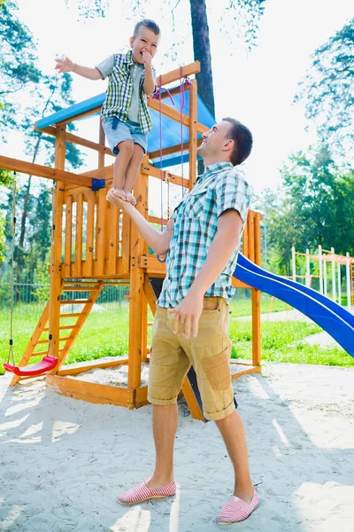 Happy sporty anak kecil berdiri di lengan ayah saya — Stok Foto