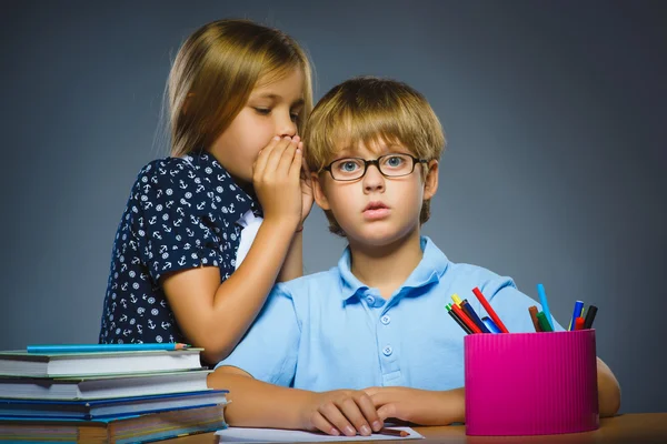 School communicatieconcept. whispering in oor van jongen meisje — Stockfoto