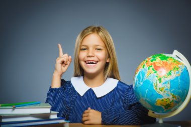 okul kavramı. Tatlı çocuk, işaret etti çocuk fikir ya da çözüm buldu