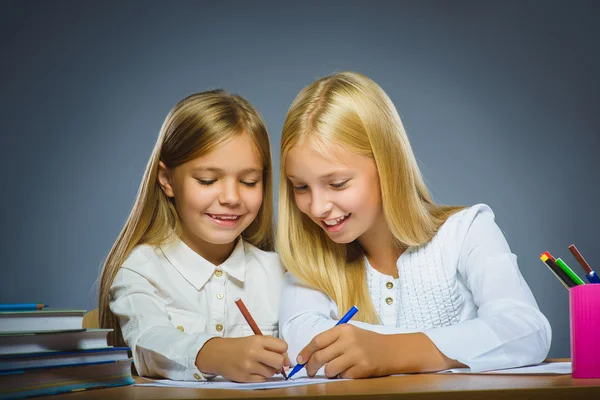 Conceito de escola. Closeup retrato meninas felizes bem sucedidas desenho lápis — Fotografia de Stock