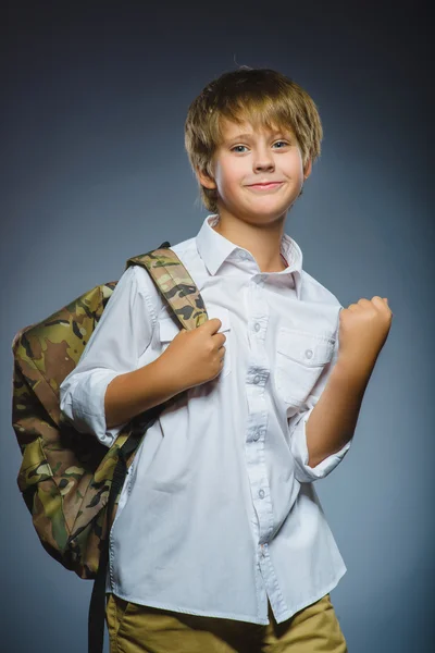 Concept van de school. Portret succesvolle gelukkige jongen met knapzak — Stockfoto