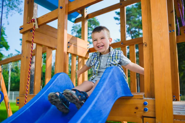 Anak tersenyum bersenang-senang di taman bermain. Anak bermain di luar ruangan — Stok Foto