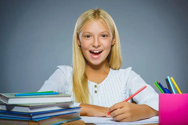 Concept van de school. Closeup portret succesvolle gelukkig meisje trekt potlood — Stockfoto