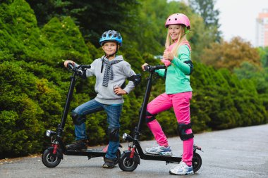 Mutlu çocuklar elektrikli scooter üzerinde açık duran