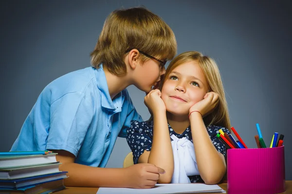 School communicatieconcept. whispering in oor van meisje jongen — Stockfoto