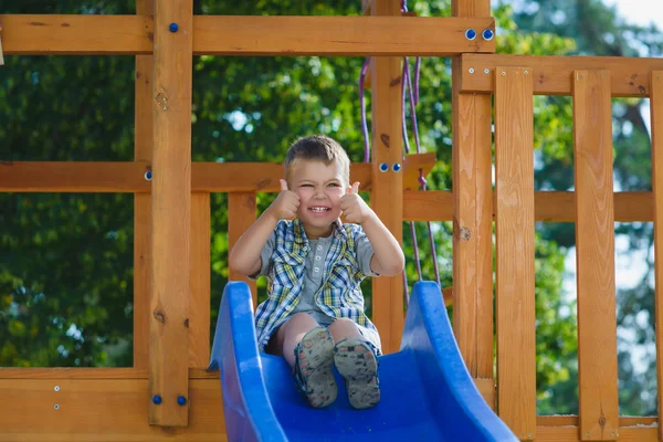 Anak tersenyum bersenang-senang di taman bermain. Anak bermain di luar ruangan — Stok Foto