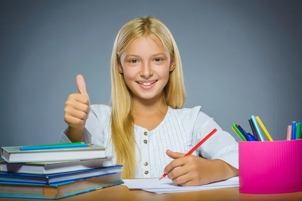 Conceito de escola. Closeup retrato bem sucedido menina feliz desenha lápis — Fotografia de Stock