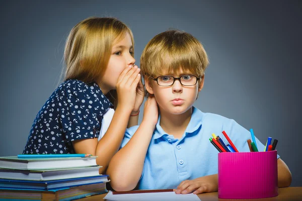 School communicatieconcept. whispering in oor van jongen meisje — Stockfoto