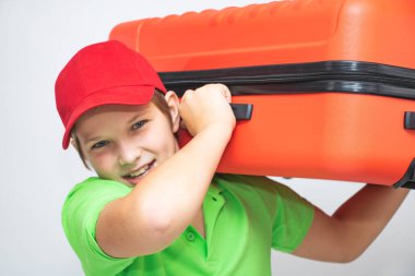 Seyahat eden bavullar bebek mutluluk öğrencileri yakın plan dinlenme.