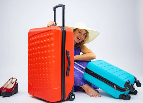 Όμορφες βαλίτσες κορίτσι ταξίδι υπόλοιπο ευτυχία απόλαυση απόλαυση — Φωτογραφία Αρχείου