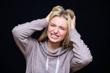 Güzel bayan öğretmen yakın çekim duygu sürpriz sevinç acısı.