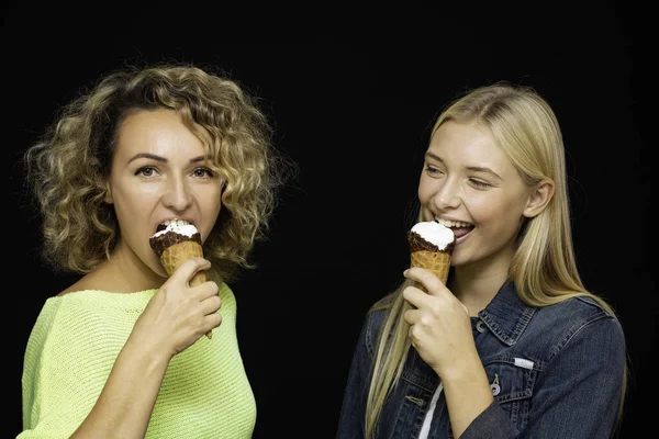 Meninas Bonitas Delicioso Sorvete Alegria Estudante Alegria Risos — Fotografia de Stock