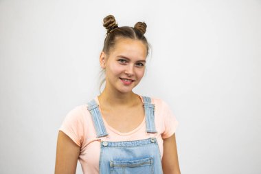 Güzel kız öğrenci mutlu sürpriz duygular. Kapatın..