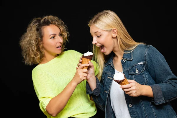 Meninas Bonitas Delicioso Sorvete Alegria Estudante Alegria Risos — Fotografia de Stock