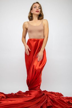 Kız ateş güzel beyaz arka plan tutku alev.