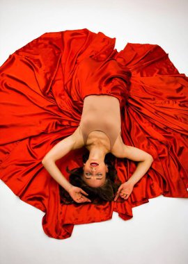 Güzel kız elementi kırmızı dokuyu ateşliyor..