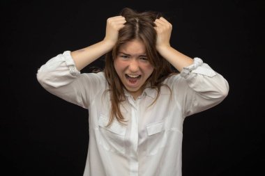 Kız öğrenci öfke duygusunu çok yakından takip ediyor..