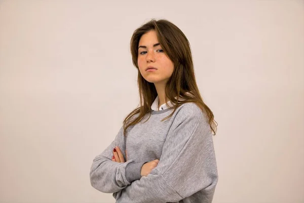 Menina estudante bela emoção surpresa ressentimento tristeza close-up branco fundo — Fotografia de Stock