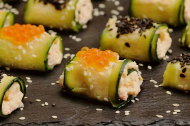 Salatalıklı börek, vejetaryen yemeği, lezzetli ve sağlıklı kahvaltı, düzgün yemek, diyet yemeği..